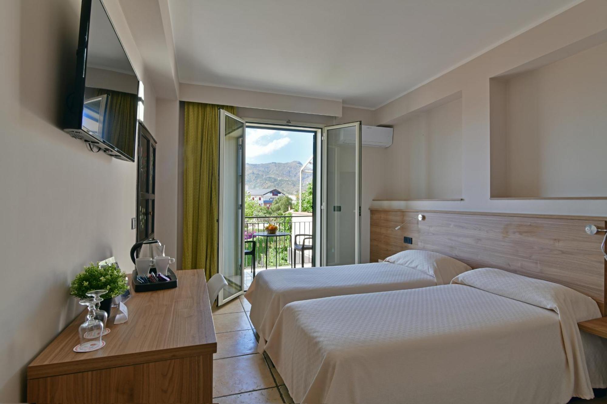 Hotel & Apartments Villa Linda Giardini-Naxos Kültér fotó
